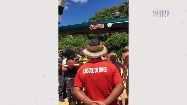 Helicóptero pousa na Praia da Bacutia e revolta banhistas em Guarapari