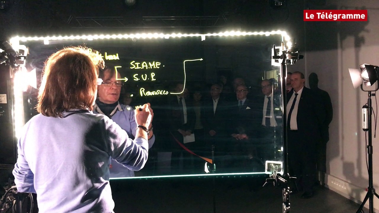 Brest. Bernard Cazeneuve visite le campus numérique breton