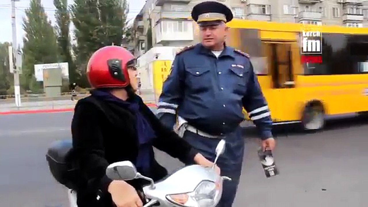 Автоприколы  Бабка жжот!!! Авто приколы 2014