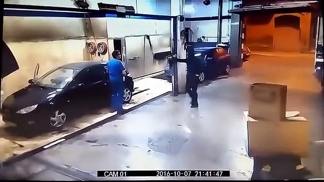 Il ladro punta la pistola contro l'uomo, ma la situazione si ribalta dopo pochi secondi!