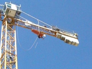 Dijon : l'intervention des pompiers sur la grue (video 1)...
