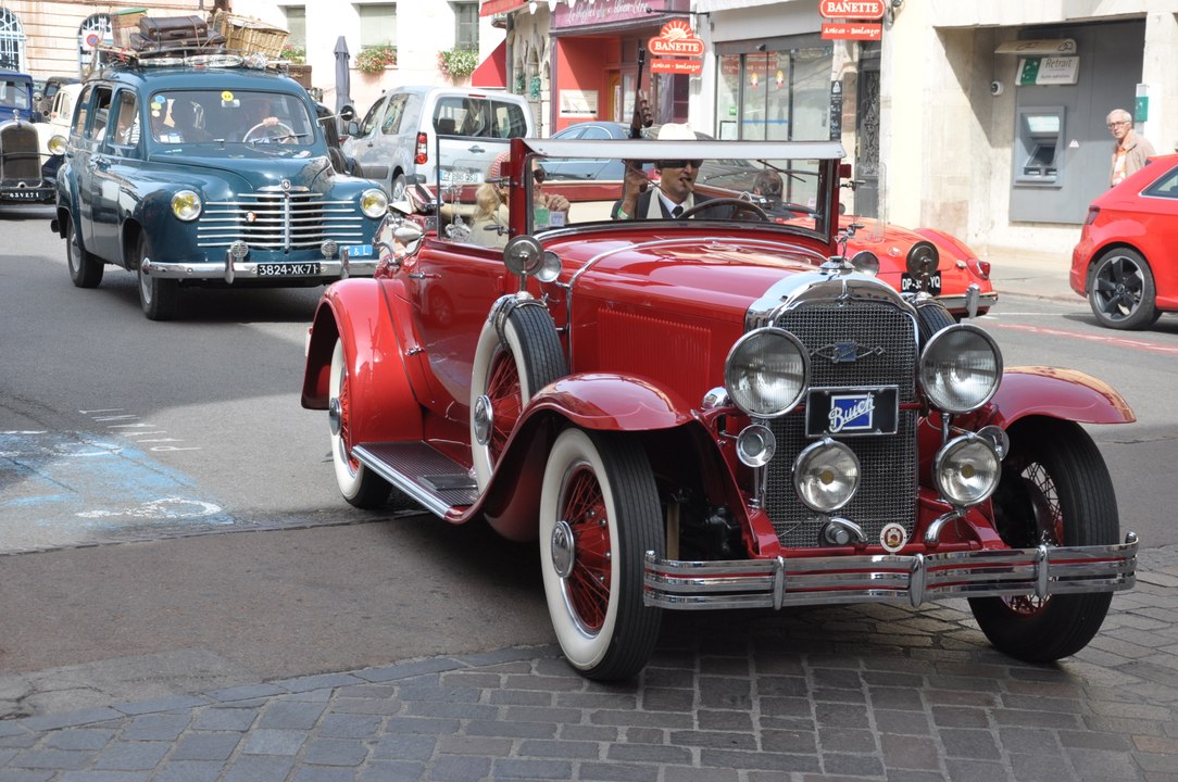 Vieilles voitures dans la...