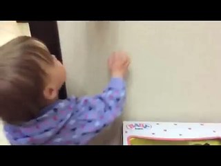 Ребёнок выключает в комнате свет. Всем спать.