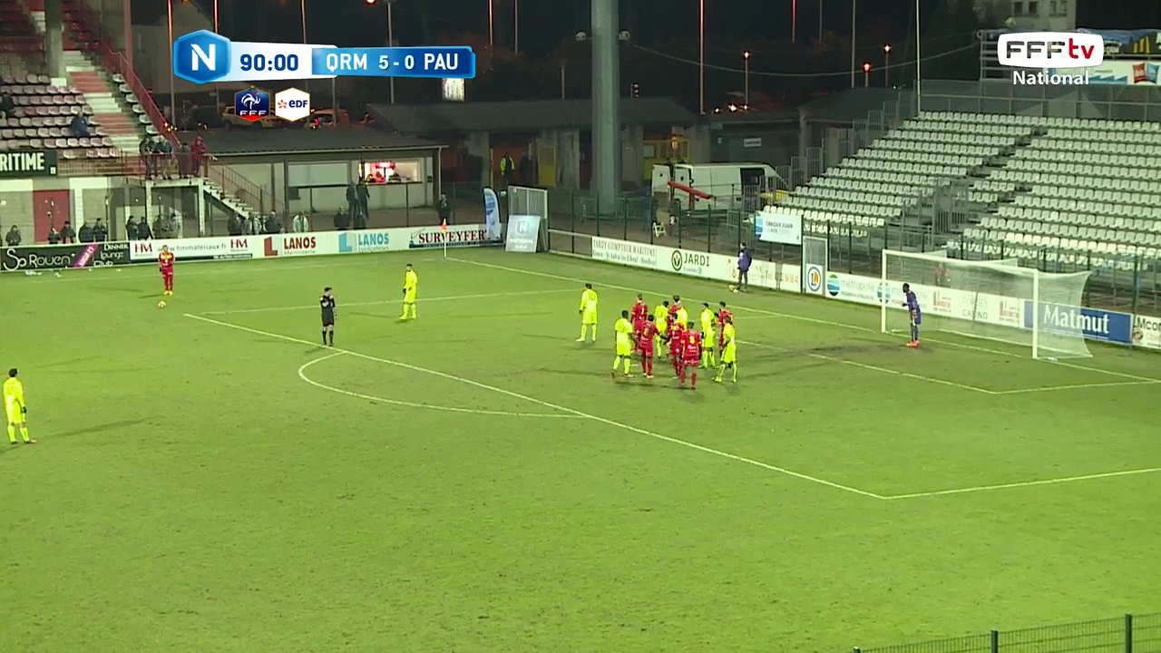 Coup franc qui passe juste au dessus