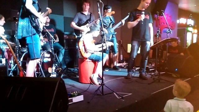 Guilherme Gielow e banda: Que País É Esse do Legião Urbana