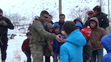 Hakkari Emniyet Müdürü'nden Köylülere, "Cep Telefonumu Veriyorum, Gece 3 de Olsa Arayın"