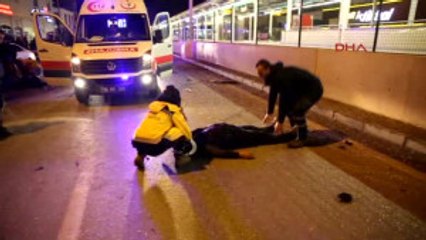 Bursa'da Metro Duvarına Çarpan Otomobildeki 2 Kişi Ağır Yaralandı