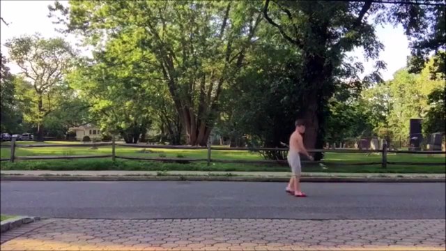 Il éclate le pare-brise de la voiture de papa avec un palet de hockey... Oups