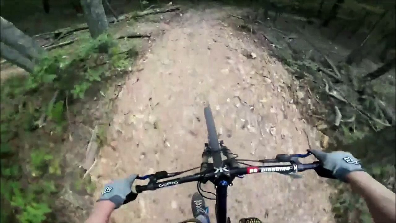 Il se prend une énorme gamelle en VTT... Violent
