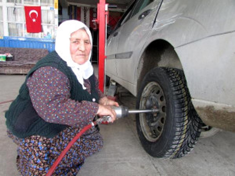 77 Yaşında Lastik Tamircisi Kadın Kolu Kırılmasına Rağmen İşini Bırakmadı