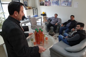 Elmaları Dolu Vurunca Misafirlerini Sirkeyle Ağırlamaya Başladı