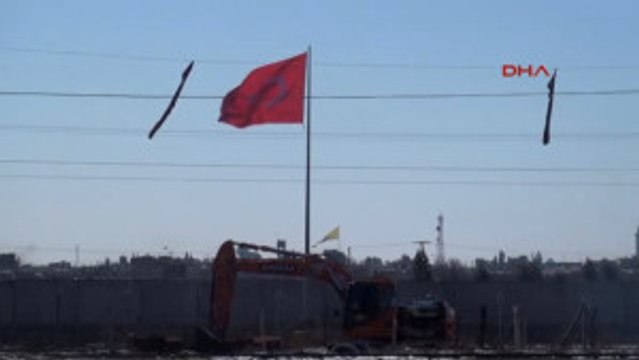 Şanlıurfa Akçakale'nin Suriye Sınırına Dev Bayrak Asıldı