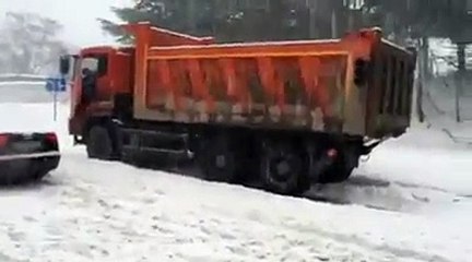 В Ялте на дорогах большие заносы, а коммунальщики ничего не чистят