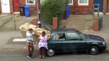 Ils s’acharnent à introduire un canapé dans une voiture visiblement trop petite