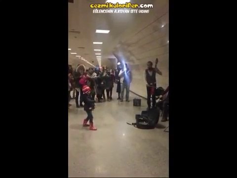 Kadıköy Metrosunda Minik Orkestra Şefi ve Orkestrası