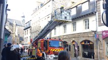 Un toit s'effrite: les pompiers sortent l'échelle