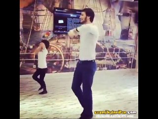 Baba ve Oğuldan Ayakta Alkışlanacak Lezginka Dansı