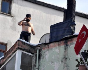 Çatıya Çıkıp İntihara Kalkışan Adam 2 Saatte İkna Edildi