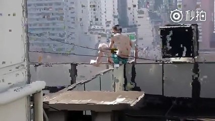 Bombeiro salva suicida na China