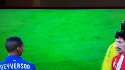 Diego Godin crache sur son adversaire !