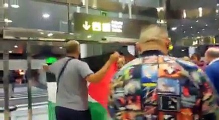 نقاش حاد بين شاب من بوليزاريو و حمدي ولد الرشيد في مطار ﻻس بالماس.