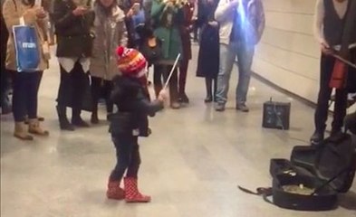 Une petite fille joue les chefs d'orchestres !