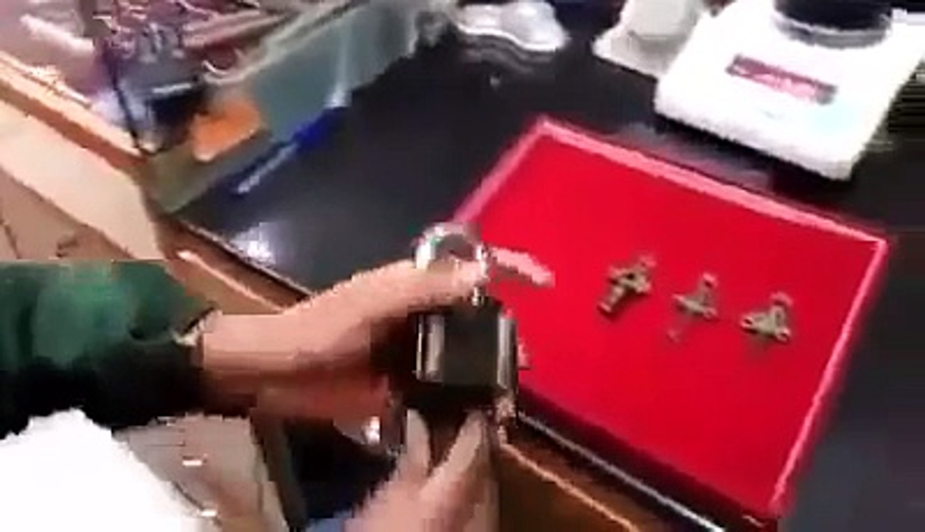 ⁣Индийский навесной замок XVII века на трех ключах