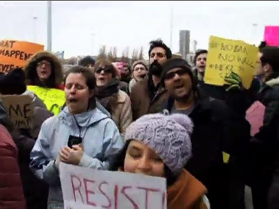 যুক্তরাষ্ট্র: নিষেধাজ্ঞা করা দেশের শরণার্থীদের বিমানবন্দর থেকে আটক