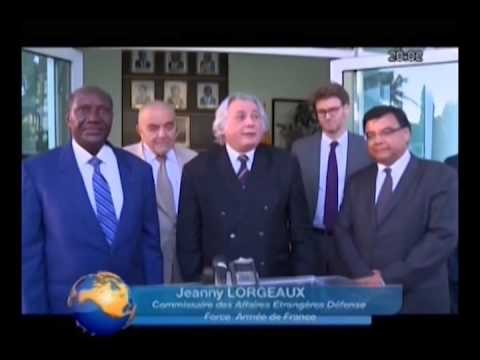 Le chef du gouvernement ivoirien Kablan Duncan échange avec une délégation de sénateurs français