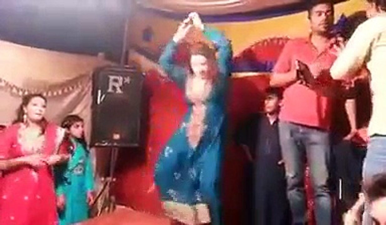 dancer slip during dance on stage