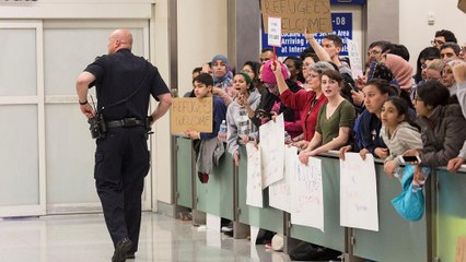 Download Video: Суд Нью-Йорка разрешил мигрантам временный въезд в США вопреки указу Трампа