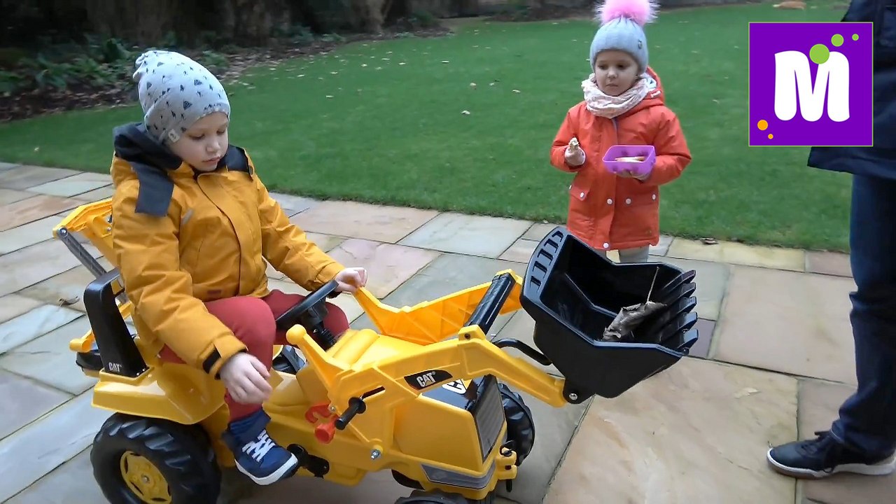 Трактор экскаватор и погрузчик педальный у Макса и Кати Убираем листья во дворе Копаем туалет для Мурки новые серии 2017