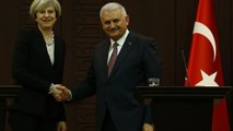 May in Turchia per parlare di commercio e Brexit. Trump sempre dietro l'angolo