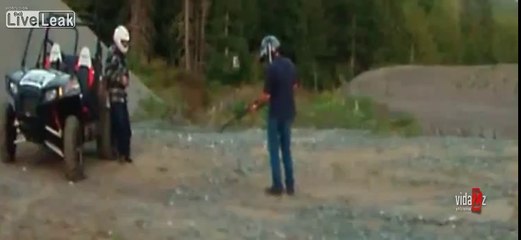 Sakar Adam Tüfekle Arkadaşını Vuruyor