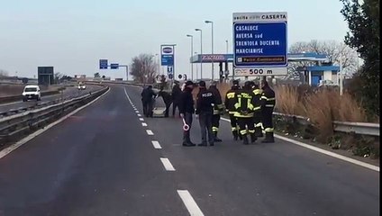 Descargar video: Asse mediano, donna investita tra Giugliano e Aversa