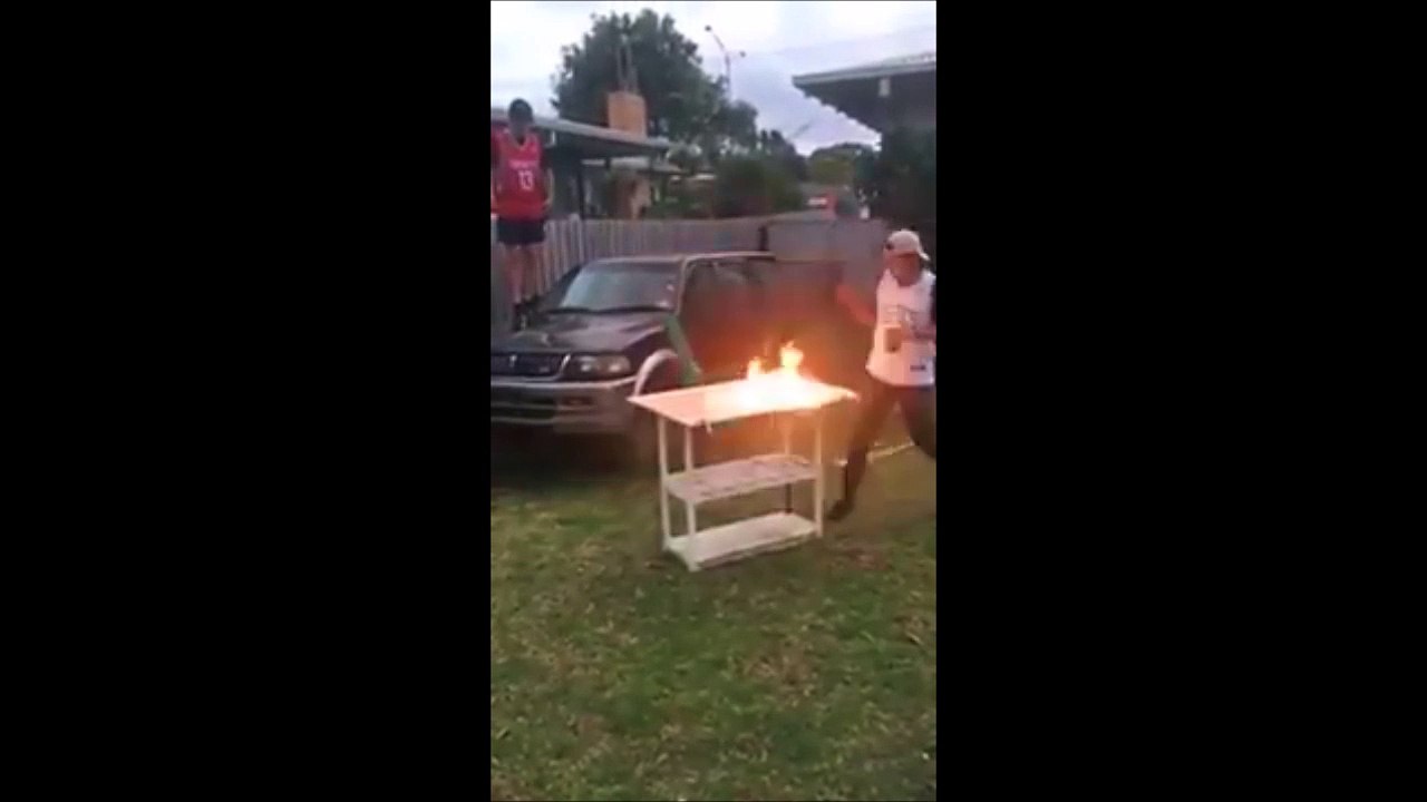 Il se jette sur une table en feu... Taré