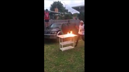 Il se jette sur une table en feu... Taré