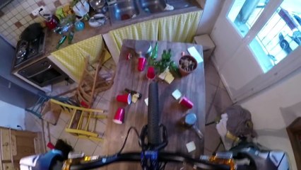 Faire du VTT Trial dans ton salon... Taré