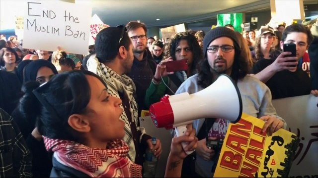 US judge temporarily blocks Trump's immigration ban