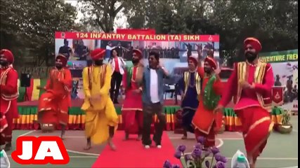 King Khan Srk Bhangra With Indian Soldiers In Army Camp