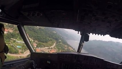 La vue du cockpit d’un Canadair CL-415 qui remplit son réservoir dans un fleuve (Portugal)