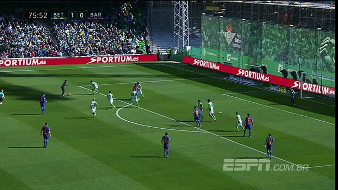 No travessão! Mandi salva em cima da linha, Barcelona pede gol e juiz manda seguir