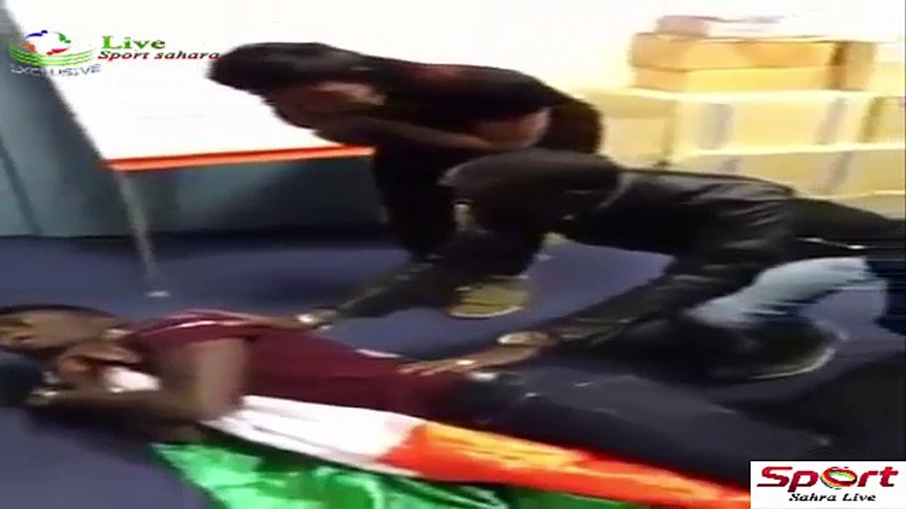 مشجع كوديفواري حمق مجنون يفقد اعصابه بعد هزيمة منتخبه فرشاخني بضاحك هههههههه