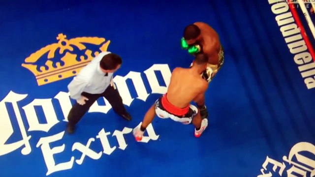Бокс! Судья получает ударил после раунда! - Boxing referee gets punched after the round!