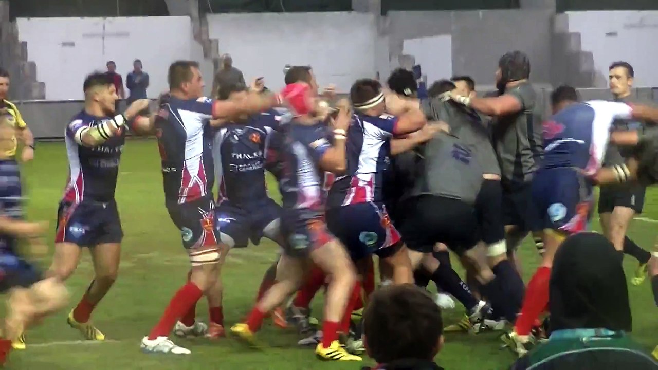 Incroyable bagarre lors d’un match de rugby entre la Marine Nationale et les Royal Navy