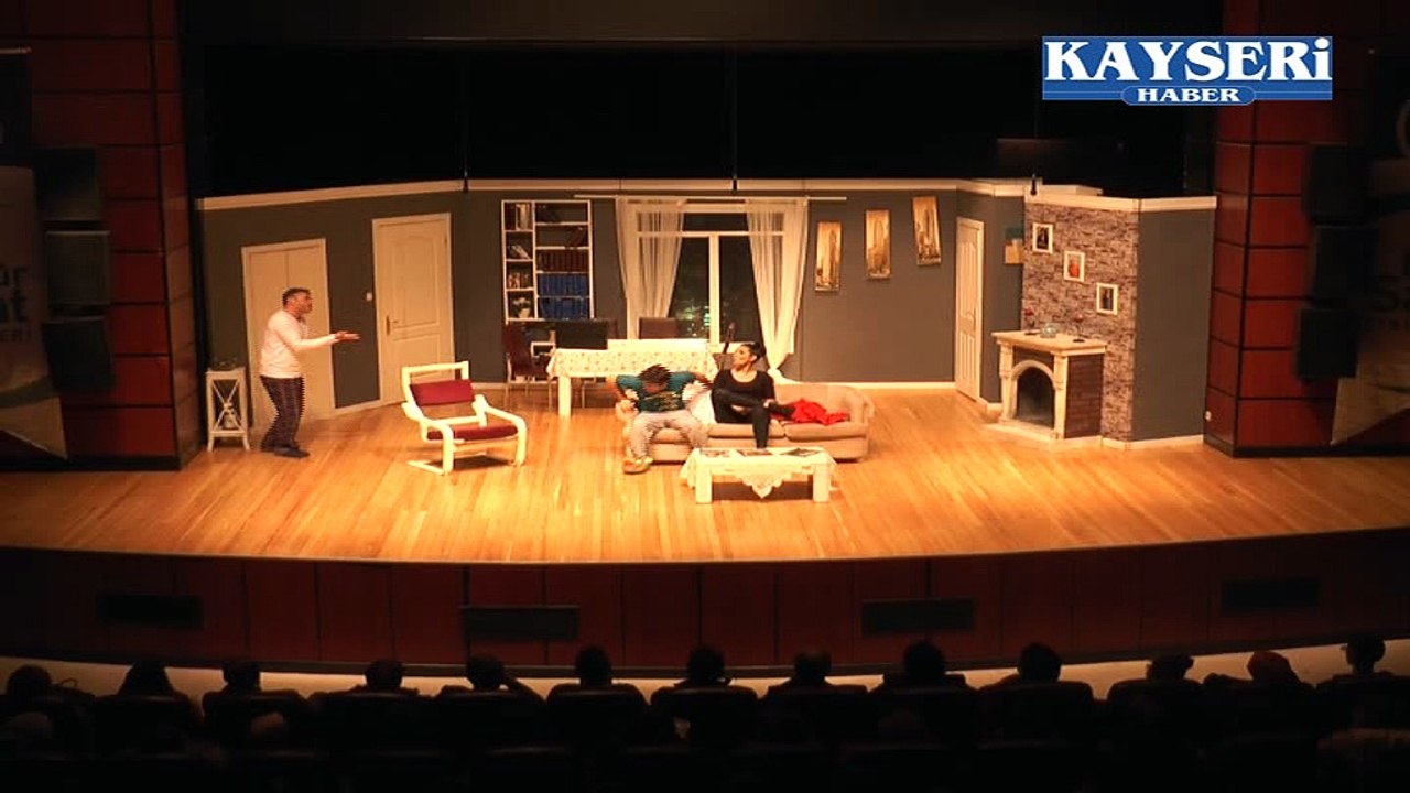 BÜYÜKŞEHİR KÜLTÜR SANAT TUHAF BİR PAZAR GÜNÜ SAHNELENDİ