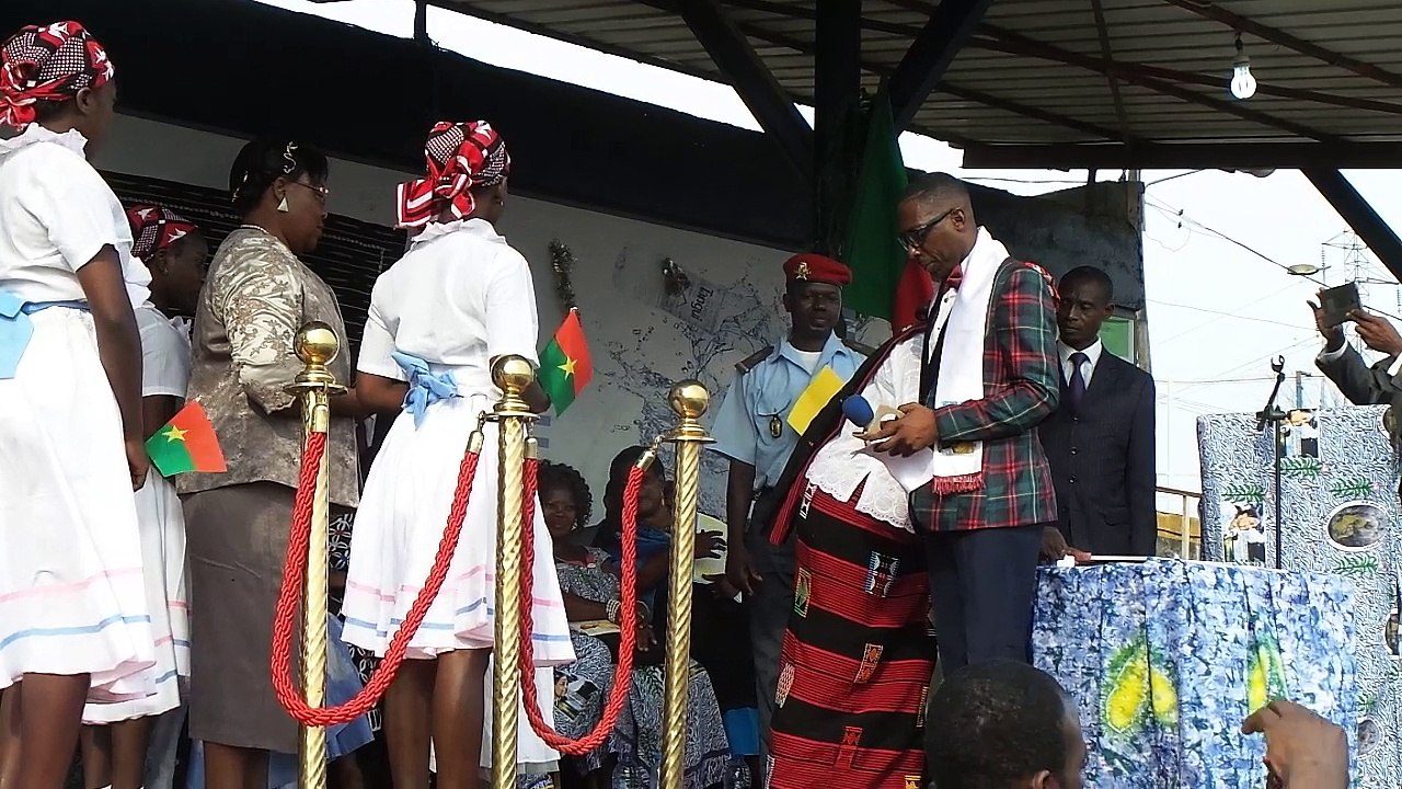 le drapau et la médaille d'honneur et de la dignité est offert