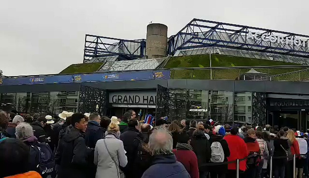 Les supporters arrivent en masse à Bercy pour la grande finale