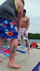 Tenta di gettare la ragazza in mare, ma all'ultimo secondo qualcosa va storto!