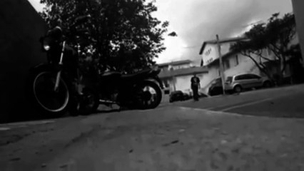 Gordo sarrando e explodindo Londres ao som de sweet dreams